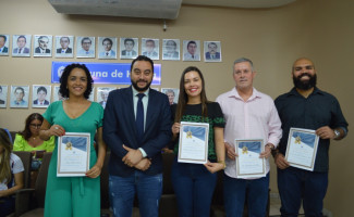 Equipe da Comissão de Doação de Órgãos e diretora do HRA recebem moção de aplausos da Câmara de Araguaína