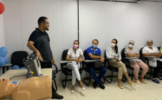 Enfermeiros e técnicos de enfermagem do HRPN são capacitados sobre desfibrilador cardíaco