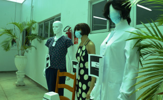 Exposição de manequins no Hospital Regional de Araguaína chama atenção sobre vestimenta em ambiente hospitalar