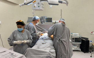 Cirurgias plásticas realizadas no HGP beneficiam mulheres com hipertrofia mamária