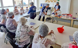 Agentes socioeducativas do Ceip Feminino de Palmas ministram oficina de confecção de ovos de Páscoa para mulheres atendidas pelo Cras Morada do Sol