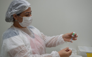 Servidores do HRA atualizam cartões de vacinação 