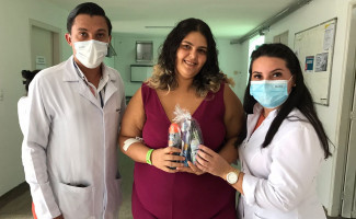 Pacientes e acompanhantes do HRA recebem kits de higiene 