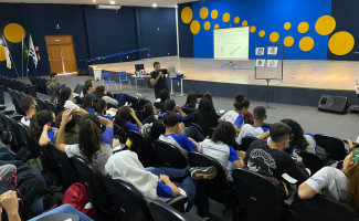 Policial Civil ministra palestra para alunos de escola estadual em Palmas