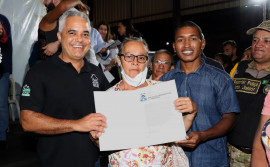 Governo do Tocantins entrega 406 títulos registrados de imóveis para famílias da região norte da Capital, nesta sexta-feira, 24