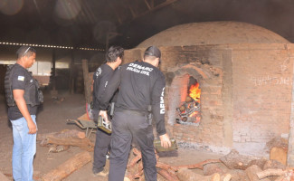Polícia Civil do Tocantins incinera os mais de 220 kg de pasta base de cocaína apreendidos em Porto Nacional na última quinta-feira, 2 