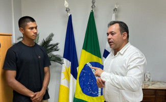 Secretário Wlademir Costa recebe indígena Xerente primeiro colocado geral entre os soldados que ingressaram no Exército em 2022