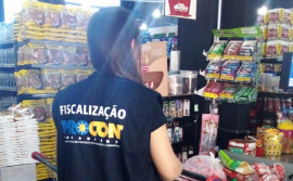 Fiscais do Procon Tocantins apreendem produtos vencidos em supermercado de Palmas