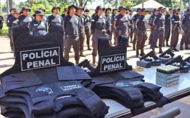 Governo do Tocantins entrega coletes balísticos e armamento para policiais penais da Unidade de Tratamento Penal Barra da Grota
