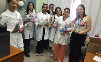 Pacientes e acompanhantes do HRA recebem kits de higiene