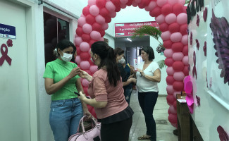 Servidores do Hospital Regional de Araguaína participam de blitz Outubro Rosa 
