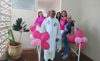 Pacientes oncológicos da Casa de Apoio Glória Moraes participam de ação Outubro Rosa