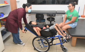 Famílias de pacientes comemoram chegada de cadeiras de rodas 