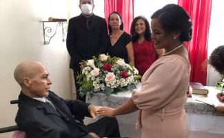 Emoção marca casamento de paciente que luta contra um câncer e realiza tratamento na UNACON/HRA