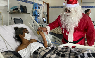 Papai Noel visita e entrega presentes no Hospital Regional de Gurupi