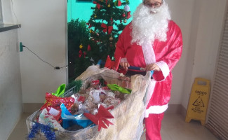 Crianças internadas no Hospital Regional de Augustinópolis recebem presentes do Papai Noel 