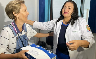Pacientes ostomizados comemoram recebimento de bolsas de colostomia