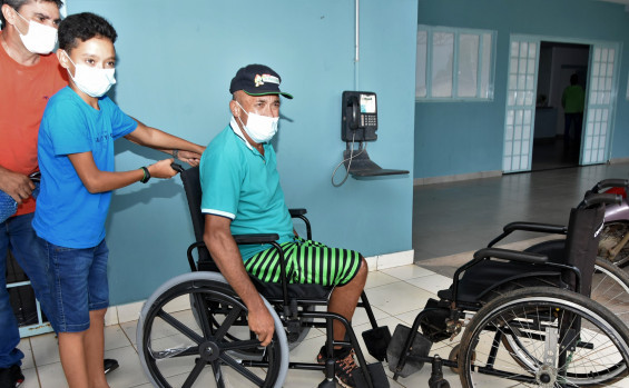 Governo do Tocantins entrega cadeiras de rodas à população