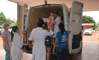 Criança recebe alta do HGP após três anos internada e emociona equipes