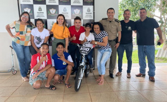Fortalecendo laços com a comunidade, Polícia Comunitária realiza sonho de criança em ter bicicleta restaurada