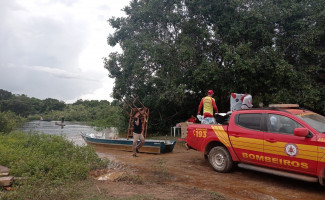 Bombeiros Militar e Defesa Civil Estadual ajudam na remoção de famílias indígenas em áreas alagadas no Sudoeste do Tocantins