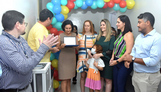 Durante a cerimônia, o diretor-geral do HGP, Leonardo Toledo, entregou à viúva do médico, Haidee Campitelli Vasques, uma placa alusiva à contribuição significativa do profissional à saúde pública do Estado - Andre Araujo/Governo do Tocantins 