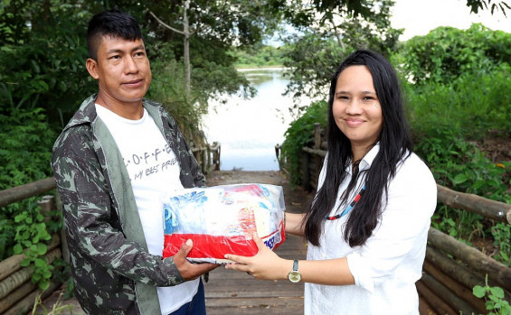 Governo do Tocantins entrega cestas básicas e redes de pesca para indígenas na Ilha do Bananal