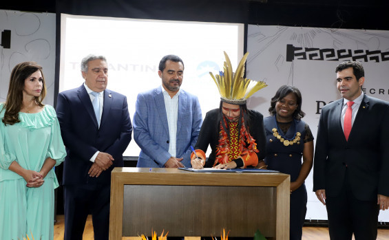 Em momento histórico do Tocantins, governador Wanderlei Barbosa dá posse à secretária dos Povos Originários e Tradicionais, Narubia Werreria