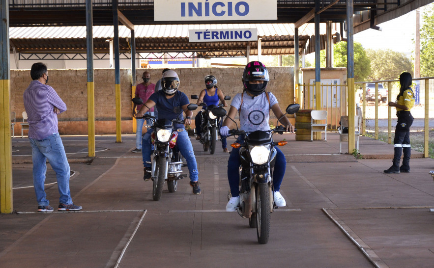 Alunos na pista de treino com capacete correto