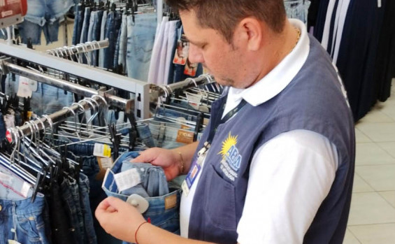 Equipe de Qualidade da Agência de Metrologia visita comércio do segmento têxtil em Palmas