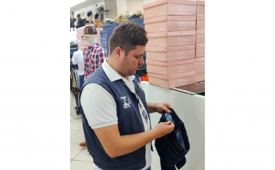 Equipe de Qualidade da Agência de Metrologia visita comércio do segmento têxtil em Palmas