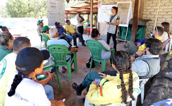 Comunidades recebem orientações sobre a legislação estadual do capim-dourado e do buriti
