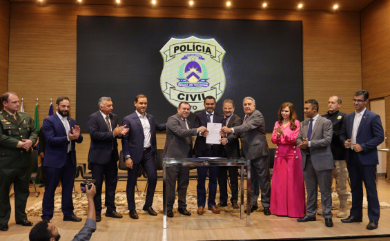 Policiais civis recebem medalhas de mérito e bravura durante solenidade em homenagem ao Dia da Polícia Civil
