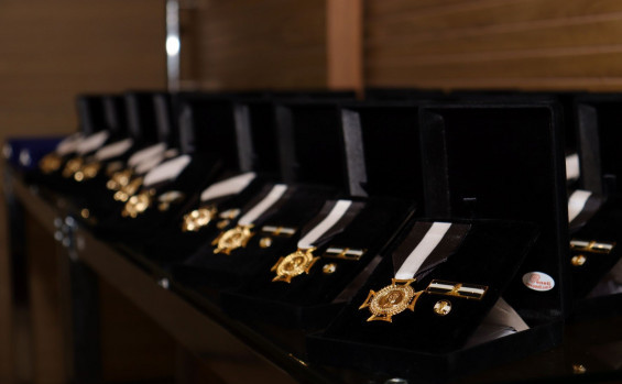 Policiais civis recebem medalhas de mérito e bravura durante solenidade em homenagem ao Dia da Polícia Civil