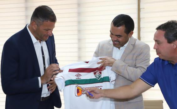 Governador Wanderlei Barbosa recebe embaixador do IX Campeonato Brasileiro Escolar de Futebol Feminino, disputado no Tocantins