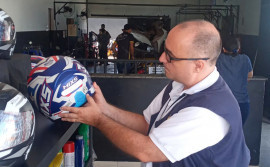 Agência de Metrologia fiscaliza comércio que vende capacetes na Operação Nacional do Inmetro