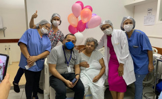 Hospital Regional de Gurupi celebra aniversário de paciente idosa
