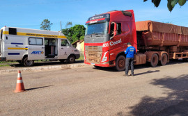 Agentes de Trânsito da Ageto e da Polícia Militar Rodoviário e Divisas realizam operação de fiscalização em transportes de carga na região norte do Estado