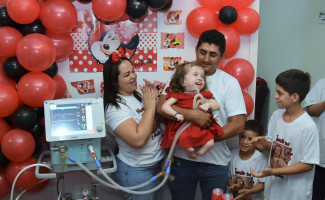 Equipe da UTI pediátrica do HGP comemora aniversário de paciente