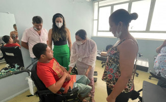 Governo do Tocantins entrega cadeiras de rodas motorizadas