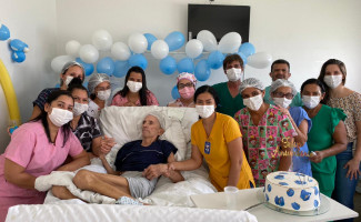 Hospital Regional de Arapoema realiza festa de aniversário para paciente