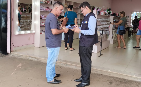 Em ação educativa, Procon Tocantins orienta consumidores e destaca importância do órgão