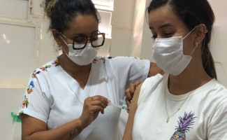 Servidores do Hospital Regional de Alvorada são imunizados contra Covid-19 e Influenza