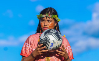 Estudante da rede estadual de ensino, atleta do Tocantins é a primeira indígena a assinar um contrato profissional no futebol nacional   