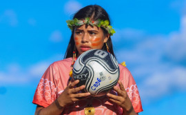Atleta do Tocantins, a estudante Ivanete Xerente é a primeira indígena a assinar um contrato profissional no futebol nacional