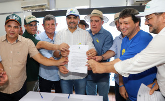 Na Agrotins 2023, governador Wanderlei Barbosa assina Medidas Provisórias que instituem o Refis e o Domicílio Eletrônico do Contribuinte