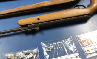 Em Araguanã, Polícia Civil deflagra ação de combate à criminalidade e prende casal por tráfico de drogas e posse ilegal de armas de fogo