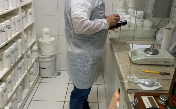 Agência de Metrologia verifica balanças de pesagem em farmácias de manipulação