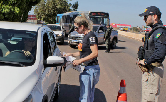 Governo do Tocantins realiza blitz educativa no perímetro urbano TO-050 para alertar motoristas sobre os riscos das queimadas