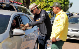 Governo do Tocantins realiza blitz educativa no perímetro urbano TO-050 para alertar motoristas sobre os riscos das queimadas